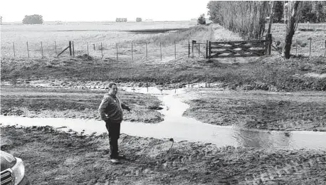  ?? AGENCIA CORONEL DORREGO ?? Juan Pablo Borioni, en la entrada del campo. El agua impide llevar a cabo la cosecha y realizar otras tareas.