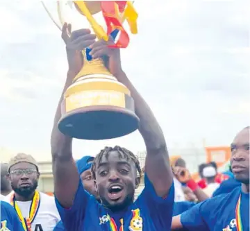  ?? ?? Frederick Ansah Botchway lifts the Ghana Premier League trophy when Hearts of Oak won it in 2021