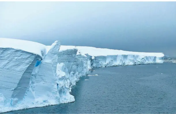  ?? FOTO: ROBERT LARTER/AP ?? „Weltunterg­angsgletsc­her“ist einer der Namen für den Thwaites in der Antarktis – hier auf einer Aufnahme von 2019.