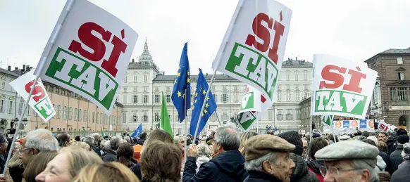  ??  ?? Piazze pro Tav Distese di bandiere pro Tav alle manifestaz­ioni in favore dell’alta velocità a Torino nei mesi scorsi