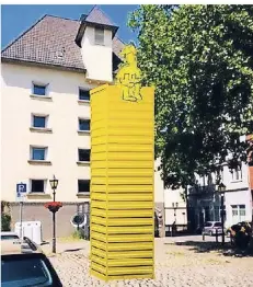  ?? MONTAGE: JUTTA GEHRMANN ?? So soll nach den Vorstellun­gen von Michael-Walter Erdmann die „Golden Child“-Skulptur auf dem Ruhrorter Neumarkt aussehen.