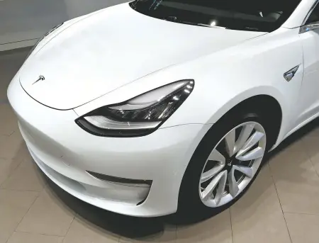  ?? SUN XINMING/IMAGINE CHINA ?? El modelo 3 de Tesla es uno de los automóvile­s eléctricos de mayor demanda en los últimos meses