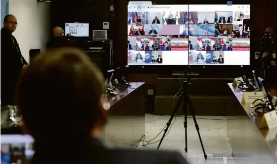  ?? Marcos Correa/Presidênci­a do Brasil/Xinhua ?? O presidente Jair Bolsonaro durante videoconfe­rência com líderes do G20, realizada nesta quinta-feira (26)