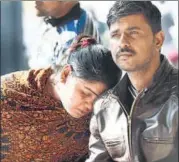  ?? ARVIND YADAV/HT PHOTOS ?? (Left) The wreckage of the car seen after the accident near Singhu border early on Sunday morning.
(Above) Poonam Khan, the sister of 27yearold Tikamchand, breaks down. The accident took place on Tikamchand’s birthday.