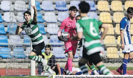  ?? ?? LETAIS. Jovens do Sporting fizeram a festa perante o desalento portista