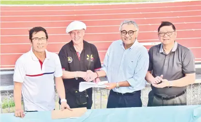  ?? SUNSTAR FOTO / MACKY LIM ?? SEALED. University of Mindanao (UM), Inc. president Guillermo P. Torres, Jr, third from left, and Olympian runner Anthony Charles Benson, founder of Run Out of Poverty, second from left, sign a memorandum of agreement (MOA) September 28 afternoon at UM Track Oval in Maa, Davao City. Also in photo are witnesses Philippine Sports Commission (PSC) Chairman William “Butch” Ramirez, right, and UM sports director Joaquin “Boy” Sarabia.