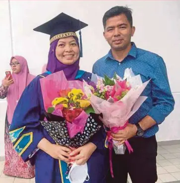  ?? HAJAR ABDUL HALIM
PIC COURTESY OF SITI ?? Siti Hajar Abdul Halim with her husband, Salman Ismail, after receiving her scroll at Universiti Utara Malaysia’s 30th convocatio­n yesterday.