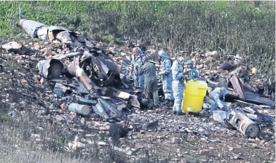  ?? Reuters ?? Fuerzas de seguridad israelíes examinaron ayer los restos del avión derribado cerca de Haifa