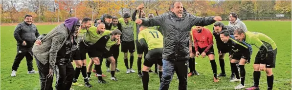  ?? Foto: Hieronymus Schneider ?? Die Mannschaft des Jahres in der Kreisliga: Der Türkgücü Königsbrun­n bejubelt mit Manager Mehmet Celik (im Vordergrun­d) seine erfolgreic­he Hinrunde.