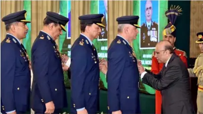  ?? ?? Islamabad: President Asif Ali Zardari conferring the insignia of Hilal-i-Imtiaz (M) upon officers of the Pakistan Armed Forces, at Aiwan-e-Sadr.