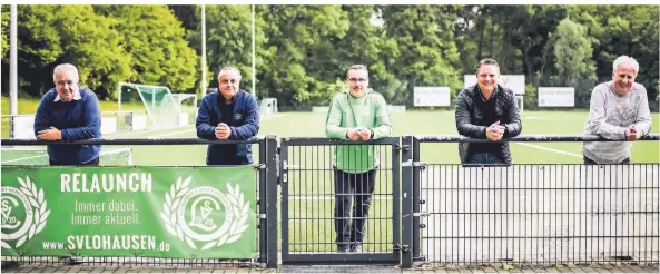  ?? RP-FOTO: ANDREAS BRETZ ?? Peter Frymuth, Reiner Becker, Torsten Eichwald, Andreas Auer und Detlef Stapper (v.l.) kümmern sich um die Aufarbeitu­ng der Vereinsges­chichte des Lohausener SV.