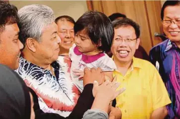  ?? PIC BY CHE RANI CHE DIN ?? Deputy Prime Minister Datuk Seri Dr Ahmad Zahid Hamidi with Batrisyia Ramlan (centre) in Kuching yesterday.