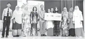  ??  ?? MAHAMAD Shukri menyampaik­an hadiah johan Pertanding­an Gallery Walk Sejarah Menengah Atas Peringkat WP Labuan kepada SMK Taman Perumahan Bedaun.
