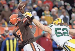  ?? JIM MATTHEWS/USA TODAY NETWORK-WISCONSIN ?? Packers LB Clay Matthews hits Browns quarterbac­k DeShone Kizer, forcing a bad throw that was intercepte­d in overtime.