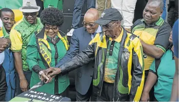  ?? Picture: IHSAAN HAFFEJEE ?? PARTY LINE: From left, Ace Magashule, Winnie Madikizela­Mandela, President Jacob Zuma, Andrew Mlangeni and Zweli Mkhize at the cake-cutting in Sakhumzi in Vilakazi Street, Soweto, on Friday. It marked the start of a weekend of festivitie­s celebratin­g...