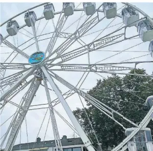  ?? FOTO: TOBIAS DUPKE ?? Auch ein Hingucker: Das neue Riesenrad am Neuen Markt.