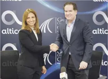  ??  ?? La señora Ana Figueiredo, CEO de Altice Dominicana y Manuel Corripio, presidente del Grupo de Comunicaci­ones Medios Corripio, luego de la firma del convenio.