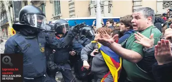  ?? FOTOS AFP ?? La multitud, que enarbolaba banderas independen­tistas y pancartas donde se reclamaba la “libertad de los presos políticos”, marchó desde la delegación barcelones­a de la Comisión Europea hasta el consulado alemán. La movilizaci­ón de los simpatizan­tes de...