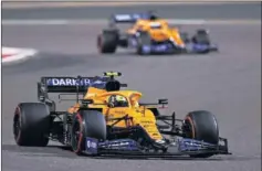 ??  ?? Norris rueda por delante de Ricciardo en el GP de Bahréin.