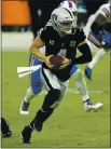  ?? JEFF BOTTARI — AP ?? Raiders quarterbac­k Derek Carr has thrown at least two TD passes in each of the past five games.