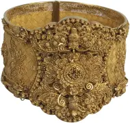  ??  ?? Peabody Essex Museum, Salem Bracelet, c. 1840 Probably made by Cutshing (fl. 1826–75), with inscriptio­ns by Chinese merchants Gold filigree, ht 6.4cm Gift of Frank McMillin Wooten