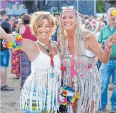  ?? FOTOS: ANDY HEINRICH ?? Dieter Thomas Kuhn entführt seine Fans beim Konzert mit Schlagern aus den 70er-Jahren in die heile Welt der freien Liebe.