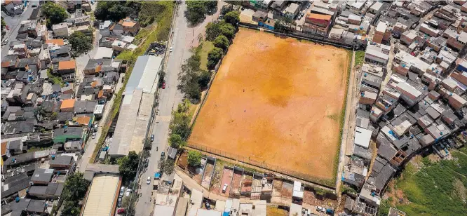  ?? FELIPE RAU/ESTADÃO-25/08/2020 ?? Zona leste. Campo de futebol no Parque Aterro Sapopemba obteve liberação de R$ 100 mil da Prefeitura há dois anos, mas valor ainda não executado; local apresenta sinais de abandono