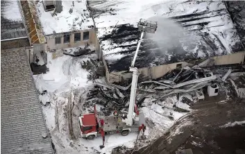  ??  ?? Une explosion est survenue hier matin dans le terminal gazier de Baumgarten, en Autriche, et a été suivie d’un incendie qui a été rapidement maîtrisé par les pompiers. PHOTOS AFP