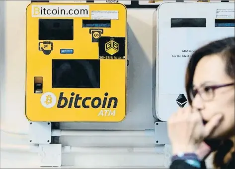  ?? ANTHONY WALLACE / AFP ?? Un cajero automático de bitcoin en Hong Kong