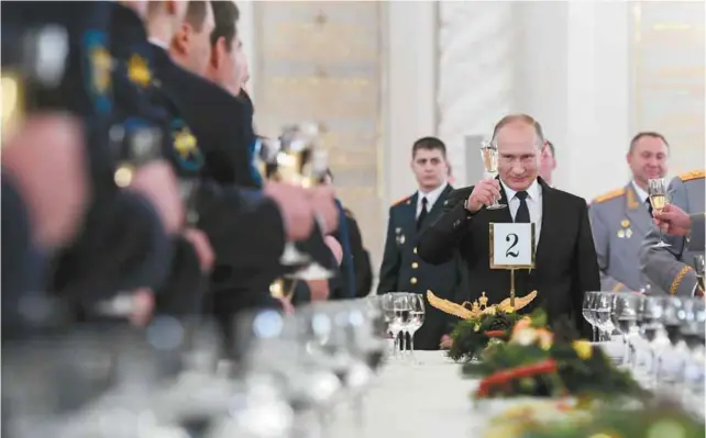  ??  ?? Poutine est devenu un tsar aux mille visages, fait de la multitude de conseiller­s, d’économiste­s, de courtisans, d’espions et d’hommes de main dans son orbite. KIRILL KUDRYAVTSE­V AGENCE FRANCE-PRESSE