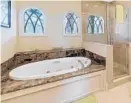  ??  ?? One of five baths in Don and Mary Anne Shula’s Palm Beach Gardens home.