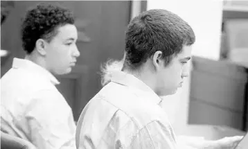  ?? RED HUBER/STAFF PHOTOGRAPH­ER ?? Simeon Hall, 16, left, and Jesse Sutherland, 16, sit at their defense table Wednesday in a Orange County courtroom. The two were convicted of manslaught­er and battery in the beating death of Winter Park High student Roger Trindade.