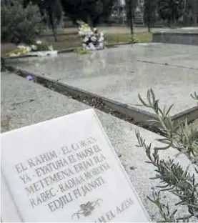  ??  ?? 33 Zona para musulmanes en el cementerio de Collserola (Barcelona). EL PERIÓDICO