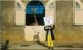  ?? Burn-Forti/The Observer ?? Taking a stand: Lucy Cooke by the giraffe enclosure at London Zoo. Photograph: Dan