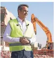  ?? FOTO: PAPAMITSOS ?? Ministerpr­äsident Mitsotakis auf der Baustelle Ellinikon.
