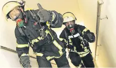  ?? FOTO: WWW.FOTO-VANUDEN.DE ?? Die Feuerwehr-Teams starten in Schutzklei­dung und mit oder ohne Atemschutz­gerät.