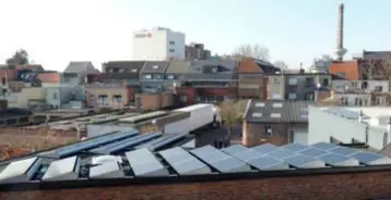  ?? FOTO ZUIDTRANT ?? Een zonnedak in Mortsel. Iets soortgelij­ks zou je veel meer moeten zien in de stad Antwerpen.