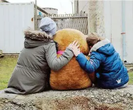  ??  ?? Die beiden kleinen Kinder mussten schon so viel mitmachen