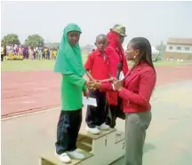  ??  ?? Mary Onyali-Omagbemi congratula­ting one of the most oustanding players at the 2014 Great Heights Academy’s Inter-House Sports Competitio­n Hibatulla Bello last Saturday