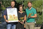  ?? FOTO: ARCHIV ?? Laden zum Sonnenblum­ensonntag: Andreas Galonska (l.) und Robert Selders von der WUI und Organisato­rin Petra SchlieterG­ropp.