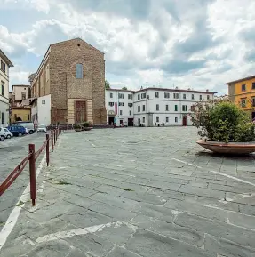  ??  ?? In piazza del Carmine, tolto il tappeto di auto, oggi rimane un grande spazio vuoto