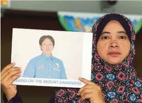  ?? FILE PIC ?? Roslida Ablah with a picture of her late husband, Ramli Abdul Majid, in Sepang last year.