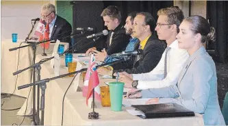  ?? LUKE EDWARDS
METROLAND ?? West Niagara chambers of commerce hosted a candidates debate Monday evening at Beamsville District Secondary School. In the photo, from left: moderator Paul MacPherson, NDP candidate Curtis Fric, Joe Kanee of the Liberals, Libertaria­n Stefanos...