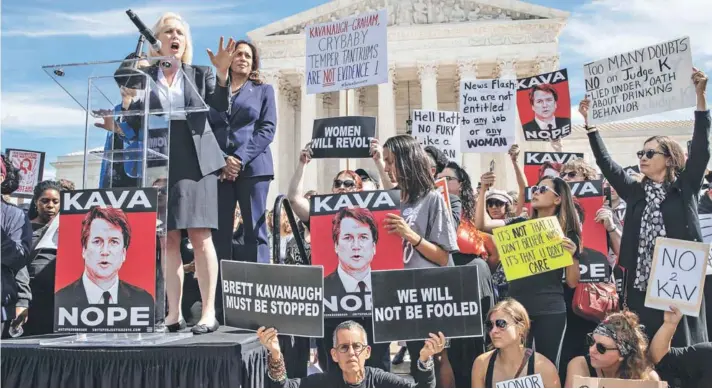  ??  ?? ► La senadora demócrata Kirsten Gillibrand encabeza una manifestac­ión frente a la Corte Suprema contra el nominado de Trump, Brett Kavanaugh.