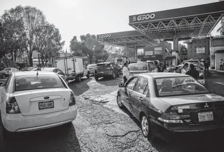  ??  ?? Across Mexico City, drivers are lining up for hours at service stations, as the efforts to rein in fuel theft compound a gasoline shortage.