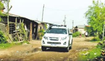  ??  ?? Una patrullera policial, en la zona donde ocurrió el ataque a una familia.