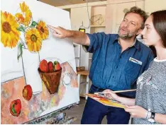  ?? Fotos: Marcus Merk ?? Bei den Kunsttagen am Schmuttert­al Gymnasium in Diedorf gibt Künstler Harry Mey er der Schülerin Polina Lewin Tipps für ihr Stillleben.