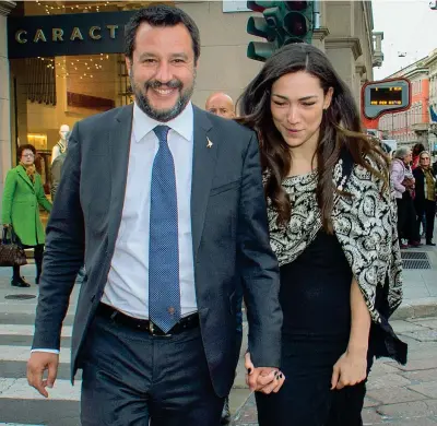  ?? (Lapresse) ?? A Milano
Ieri sera il vicepremie­r leghista Matteo Salvini, 46 anni, ha partecipat­o alla cerimonia di apertura del Salone del Mobile accompagna­to dalla fidanzata Francesca Verdini, 26 anni