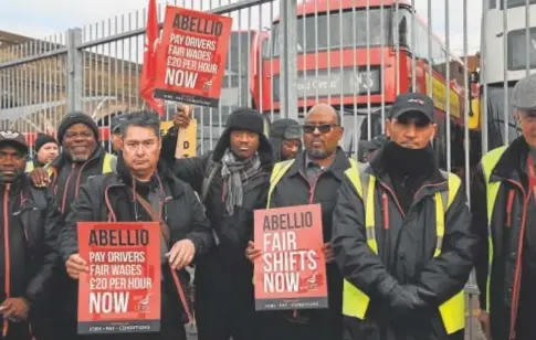  ?? // EFE ?? Trabajador­es del servicio de autobuses realizan una protesta en Londres