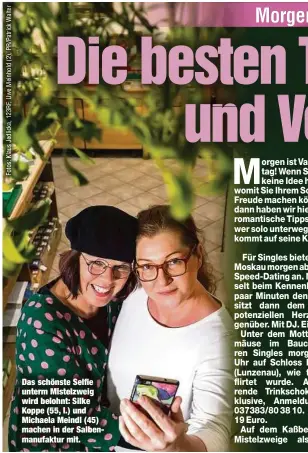  ??  ?? Das schönste Selfie unterm Mistelzwei­g wird belohnt: Silke Koppe (55, l.) und Michaela Meindl (45) machen in der Salbenmanu­faktur mit.